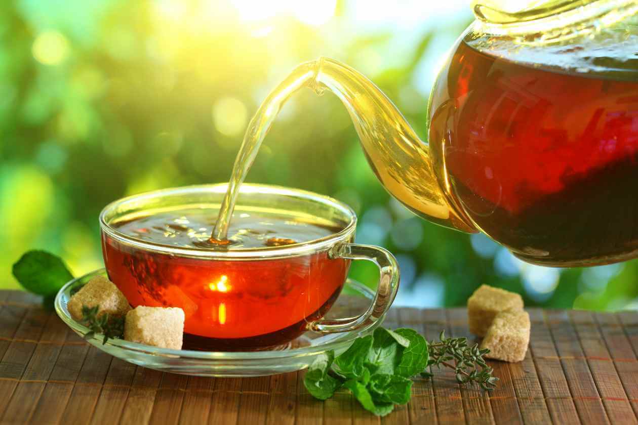 Gillar du te men har börjat få missfärgade tänder av att surpla i dig denna gudomliga dryck? Lugn, vi har ett par tips som kan hjälpa dig här.