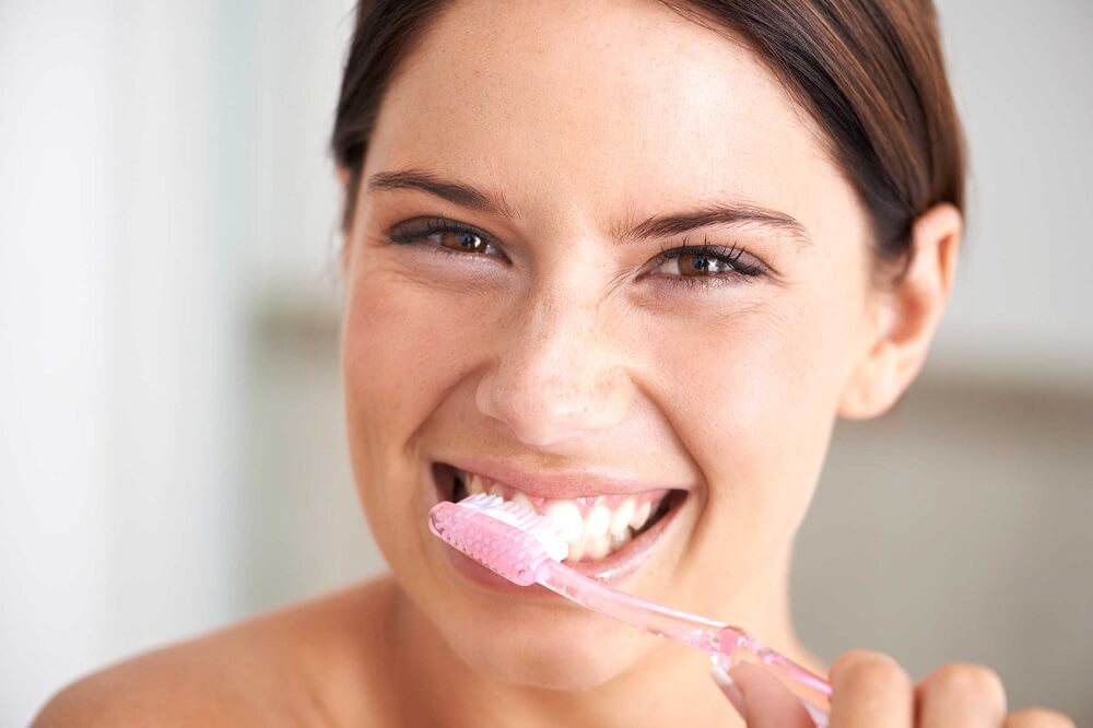 Den eviga frågan: Ska jag borsta tänderna innan eller efter jag ätit mat? Vi har svaret!