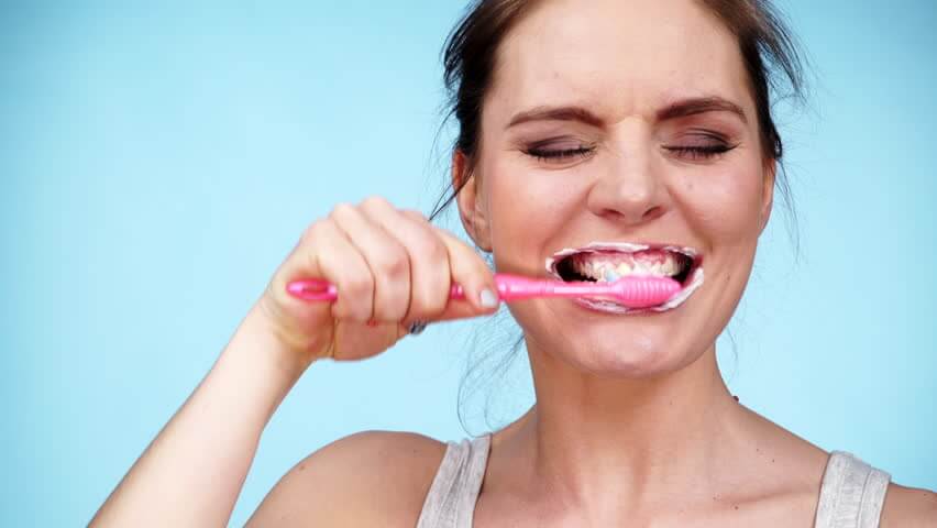 Vi har listat 4 ingredienser du bör undvika när du köper tandkräm.