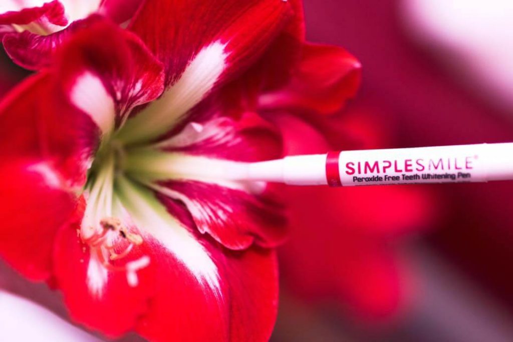 SimpleSmile tandblekningspenna med en röd blomma
