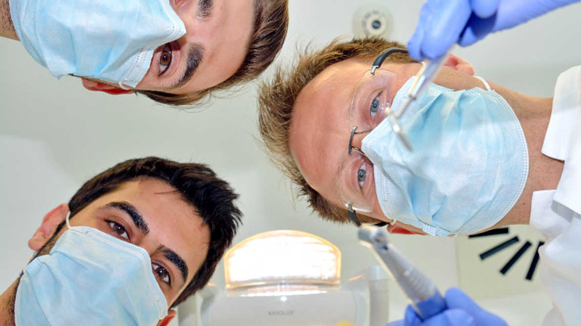 Tandläkare tittar på patient